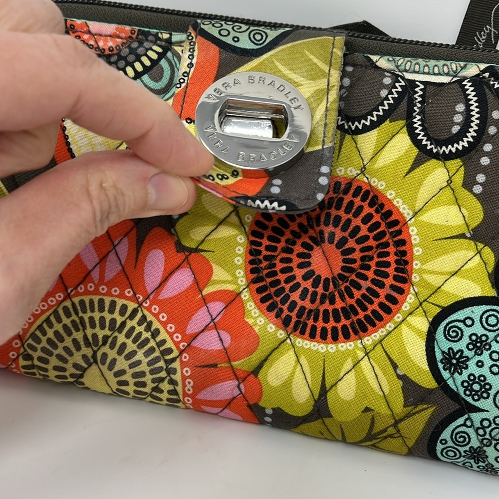 VERA BRADLEY FLOWER SHOWER LARGE QUILTED TWIST LOCK AND ZIP AROUND WALLET - Picture 7 of 16